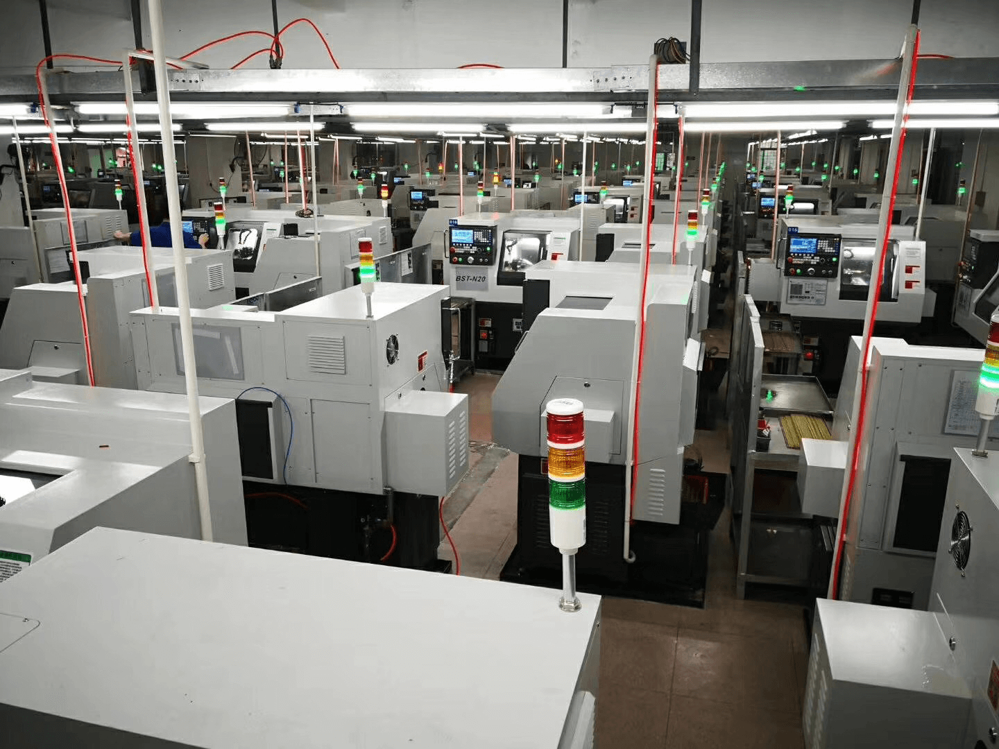 威海博世特批量配套華中HNC-808D系統(tǒng)的精密走心機(jī)車間.png 威海博世特批量配套華中HNC-808D系統(tǒng)的精密走心機(jī)車間.png